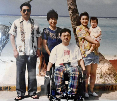 車いす生活になって初めての海外旅行で、家族とグアムを訪れた僕（中央）。きれいな海を見て、海外旅行もできるようになったと感無量だった