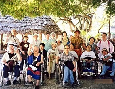 考える会初めての旅行に出掛けた時の僕（２列目右から２人目）。何かと気が休まらなかったが、みんなに感謝されてツアーを続けていく決意が固まった