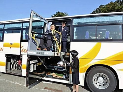 考える会の旅行は車いすに乗ったまま乗降車できるリフト付きバスで巡る。行程を細かく下調べして万全の状態で臨む