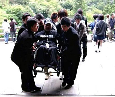 高校生たちに段差の上り下りを手伝ってもらって清水の舞台を見た僕（中央）。彼らのような心のバリアフリーを感じると感謝でいっぱいになる