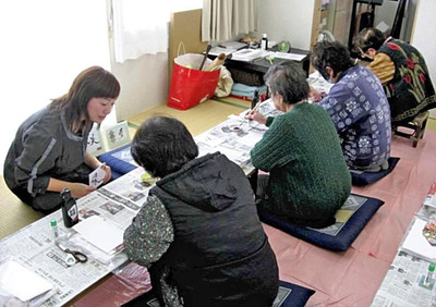 仮設住宅で講師としてデビューした私（左）。避難者の書を通し、書の世界には自分が知らないことがたくさんあると気が付いた