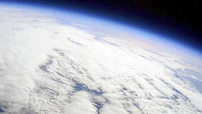 １１号機で初めて撮影することができた地球と宇宙の写真。１万数千枚の写真のうち、きれいに撮れていたのはこの１枚だけだった