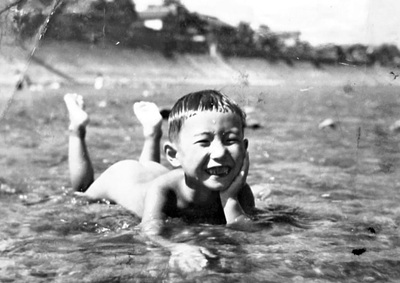 本宮町史に載った私が阿武隈川で遊ぶ写真。この頃、写真館を継ぐとは思ってもいなかった
