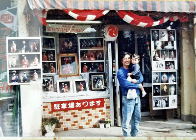「間口２間分」しかなく、小さかった頃の日の出写真館。２０代は一流の写真館を目指して、妻と技術を磨く日々の連続だった