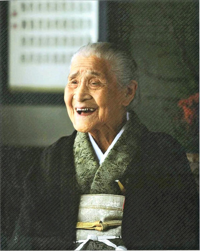 ２０１０年、富士フイルム営業写真コンテストで銀賞を受賞した写真「１００才の笑顔」。初受賞から３２年、技術を高め最高の褒め言葉をいただくことができた