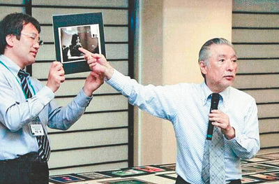 講演会で写真を批評する私（右）。後輩たちが技術を吸収し、成長していく姿が私の楽しみだ