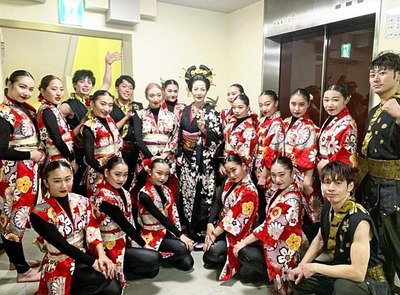 紅白歌合戦で共演した坂本冬美さん（中央）。プロとして一つのステージに懸ける思いを学ぶことができた