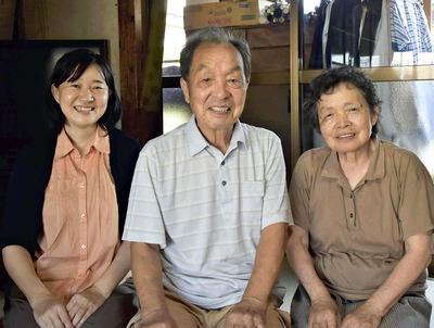 私と久子（右）、実恵（左）。家族の結束こそが、西内染物店の原動力だ