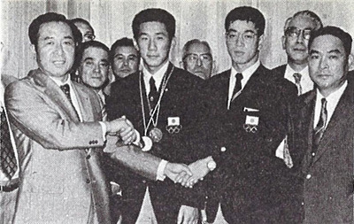 ミュンヘン五輪後、フジタの藤田一暁社長（左）から出迎えを受ける（左２人目から）私と同級生の本多忠、恩師の徳田一臣先生。恩義ある企業で後に働くこととなる