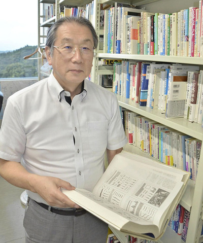私の研究室の本棚には多彩なジャンルの本がある。幅広い知識を得る大切さを学生に伝えたい