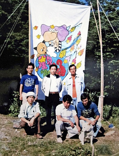 私（前列右）の前でたたずむチロ。星祭りの代表を務めてくれた。ただ、「ワン」としか言わないので司会役の私がその分しゃべらなければならなかった