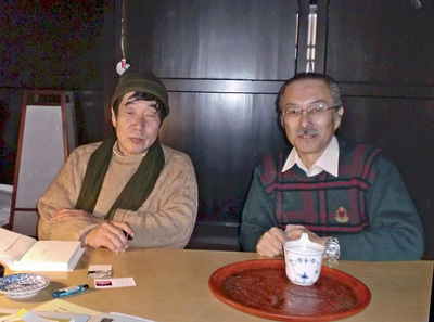 秋山さん（左）の家に招かれた私。日本人初の宇宙飛行士に「村長」を務めてもらうなんて。不思議な縁だ