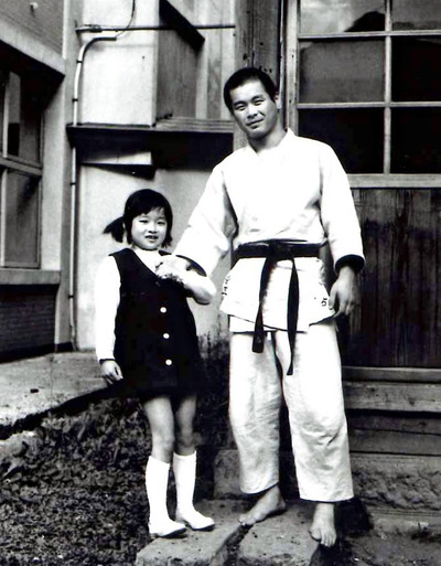 貧しかった幼少期だったが高校時代は柔道に打ち込んだ。鍛えた肉体と精神でさまざまな困難を乗り越えていくことになる