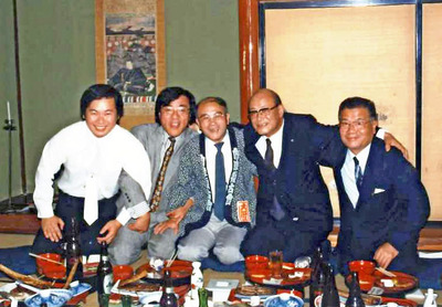 五十嵐氏（中央）との出会いは私（左）の人生を大きく変えた。建築家として経営者として何が大切なのかを学んだ。多くの人生の分岐点で多大な支援をいただき感謝してもしきれないほどだ