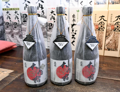 雪の中で１００日間寝かせて販売される日本酒「雪中百姫」。差別化を図ろうと企画し、まろやかさを追求した。口コミで人気が広がり始めている。醸造元は花春酒造