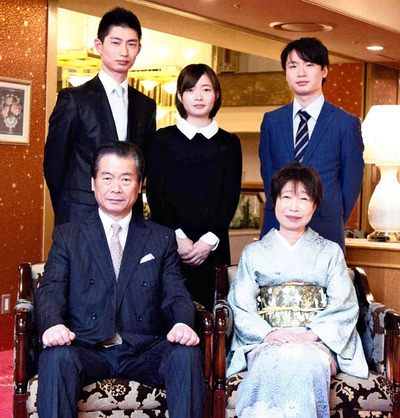 私（前列左）と妻千恵子（同右）の還暦祝いで撮影した家族写真。どんな困難が未来に待っていようとも大内宿の仲間と家族、社員とともに乗り越えていこうと心に誓っている