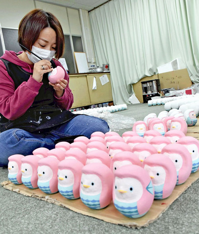 疫病退散への思いを込め制作した「アマビエだるま」。だるまは、諦めない心を伝えてくれる物だと気付かされた