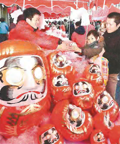 毎年白河市で開かれる「白河だるま市」。多くの家族連れなどでにぎわう