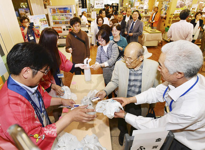 ５連覇の際に福島市の県観光物産館で行われた受賞祝いの振る舞い酒。連覇を重ねたこの頃になると、福島の酒のおいしさが広く浸透してきた