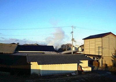 ２０１１年１月に撮影された鈴木酒造店。中央の酒蔵からは蒸気がもくもくと上がっている
