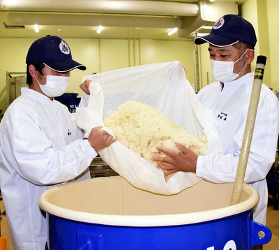 道の駅なみえの酒蔵でもろみの仕込み作業を行う私（右）と彦気。私たちの酒造りは二つの故郷で、これからも続いていく