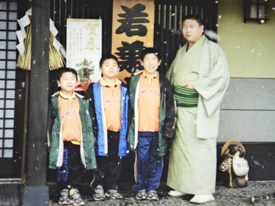 ３兄弟が幼いとき、私が経営する「ちゃんこ若葉山」の前で記念撮影。（右から）私、渡、港、渥