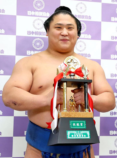 今年５月の大相撲夏場所で技能賞を受賞した三男の渥（代表撮影）。７月の名古屋場所で三役昇進を果たした