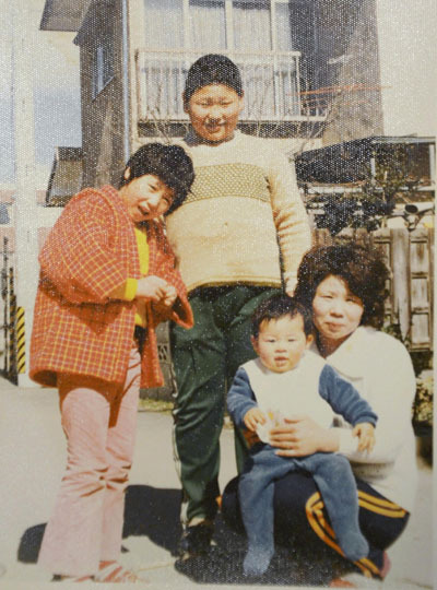 小学校５年生の時に家族や親戚の赤ちゃんと一緒に福島市の自宅前で撮影。私（中央後ろ）は幼少期から体が大きかった