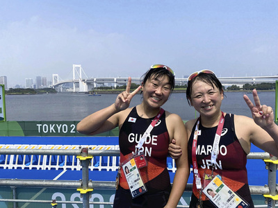無事にフィニッシュし、競技を終えた直後の敦子さん（右）と私。全力を出し切ったレースだった