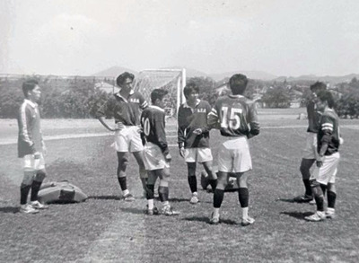 ラグビーは大学で引退すると思っていた私（左から２人目）。さまざまな人との縁や偶然が重なり、強豪の東芝に進む道を選んだ
