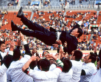 初めてタイトル獲得を経験した２００３年の日本選手権。東芝でラグビー選手として育ててくれた薫田監督を胴上げして喜びを分かち合った（東芝ブレイブルーパス東京提供）