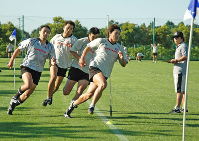 Ｊヴィレッジで行われた日本代表の強化合宿でトレーニングに励む私（左）。この頃はワールドカップに出場することが大きな目標となっていた＝２００４年６月