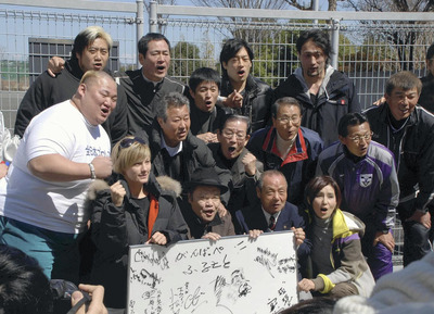 避難所となっていた味の素スタジアムで行われた炊き出しに参加した私（後列右）。西田敏行さん（前列左から２人目）ら本県ゆかりの著名人らと活動に参加した