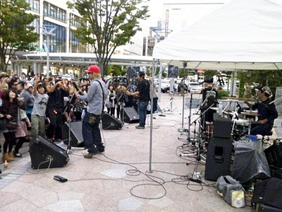 ＪＲ郡山駅前広場で行った「駅前復活祭」で、急きょ１０－ＦＥＥＴが演奏をしてくれた。駅前は活気に満ちあふれた