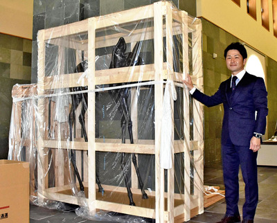 冬季休館中は倒れやすい彫刻の場合、厳重に包装し柱にさらしで巻き付けて固定している。中越地震を経験して地震対策に取り組むようになった