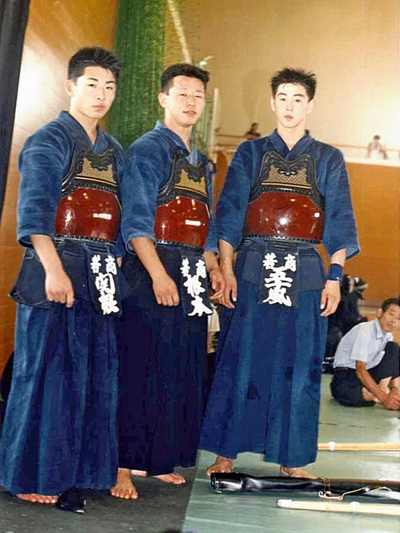 高校時代の私（左）。忍耐強さと目標設定の方法は剣道から培ったと思う。剣道を通じて知り合った仲間たちは今でも大切な宝物だ