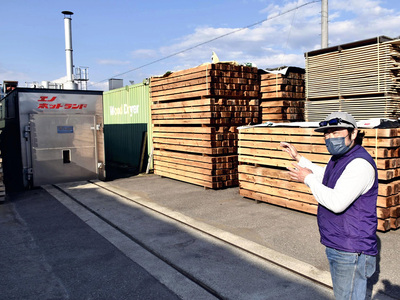 父や会社の親方たちを説得して導入にこぎ着けた人工乾燥機（左の銀色の箱）。２０～３０代は木材業界の流行をいち早く取り入れ、会社の業績を伸ばそうと鼻息を荒くしていた