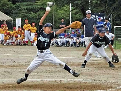 小学生時代にピッチャーとして大会に出場した私。落ち着きがないやんちゃな子どもだった