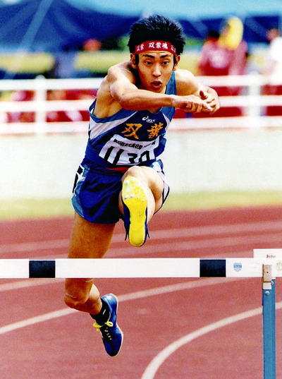 大会で４００メートル障害に挑む高校生の私。陸上の練習のために学校に通うような日々を過ごした