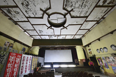 昭和の映画文化が残る館内。私は掃除をしたり、ポスターを買い取ったりしながら劇場を守ってきた