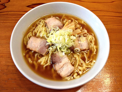開店当初から多くの人に愛されてきた「熟成しょうゆラーメン」。加水率の高い麺は舌触りも良く、味わい豊かなスープとよく合う
