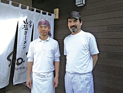 唯一取った弟子の山木（左）。山喜も喜一も地元に愛されるラーメン店になっていきたい