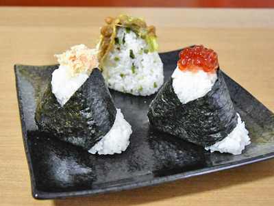 人気ナンバーワンの鮭ハラス（左、３００円）と筋子（右、４８０円）、季節限定のせりむすび（３００円）