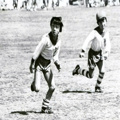 川崎市のサッカー少年団でプレーする私（左）。両親に連れて行かれたグラウンドでサッカーと出合った