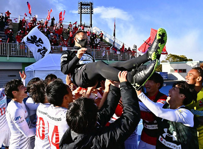 田村監督を胴上げし、ＪＦＬ優勝を喜ぶいわきＦＣイレブン。ＪＦＬ参入初年度の悔しさを糧に２０２１年シーズンを戦った
