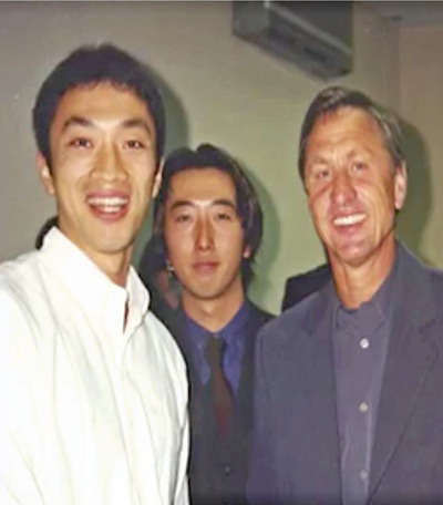 大学を設立したヨハン・クライフ氏（右）と写真に写る私（左）。経営哲学やクラブの裏話を聞くことができた講義は面白かった
