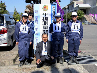 日本学校農業クラブ連盟の全国大会に出場した生徒と私（中央）。高校教師時代は生徒との出会いに恵まれた