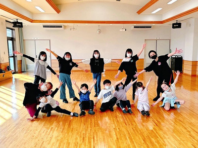ジュニアクラスの生徒たちとポーズを決める私（後列右）。人生には無数の可能性があることを、ダンスを通して伝え続けていきたい