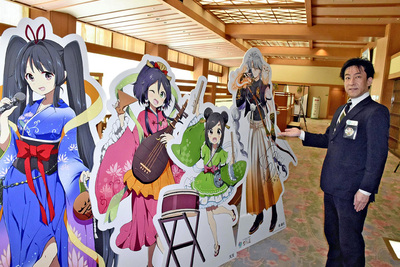 吉川屋のロビーに設置されている、かむろみ三姉妹と俵藤太の立ち絵パネル。オリジナルキャラクターたちの活躍は新たなファンの獲得にも貢献している