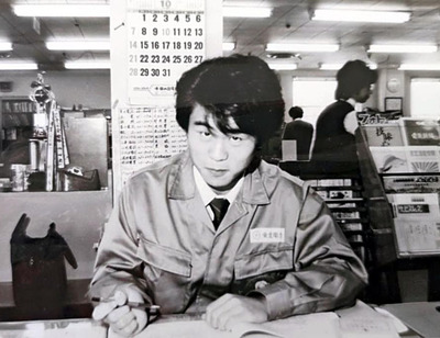会社で仕事をする私。昼間は会社で働き、夜は料理店を手伝う二足のわらじはそううまくはいかなかった